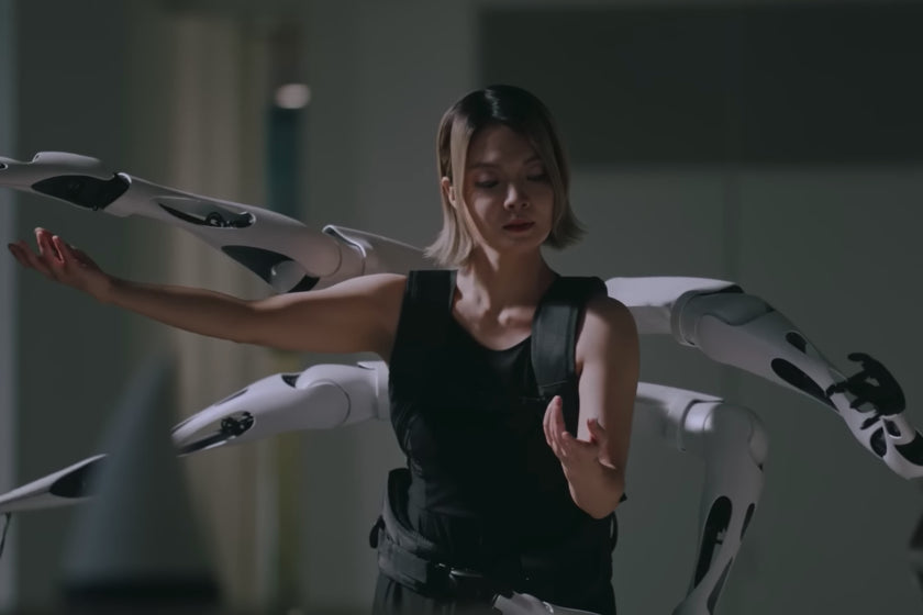 Una mochila con seis brazos robóticos: la idea de unos investigadores para una sociedad "cyborg" del futuro